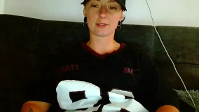 tomboyblue online show from April 2026 09:05:01 PM