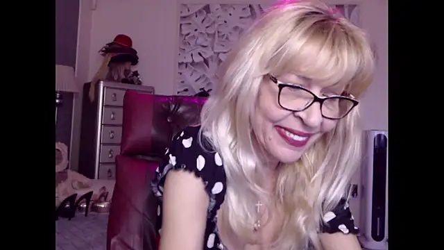 Snapshot of HornyMilf_555 chatting on October 2025 10:38:01 AM HornyMilf 555 online show from October 2025 10:38:01 AM