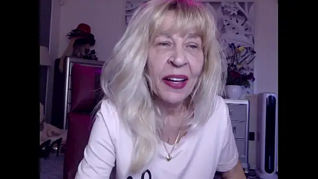 Snapshot of HornyMilf_555 chatting on October 2025 12:06:02 PM HornyMilf 555 online show from October 2025 12:06:02 PM