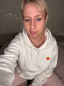 MariaValentine online show from December 2025 04:01:01 PM