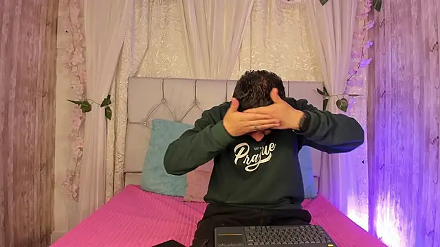 BradLovEmma  online show from November 2025 04:43:02 PM