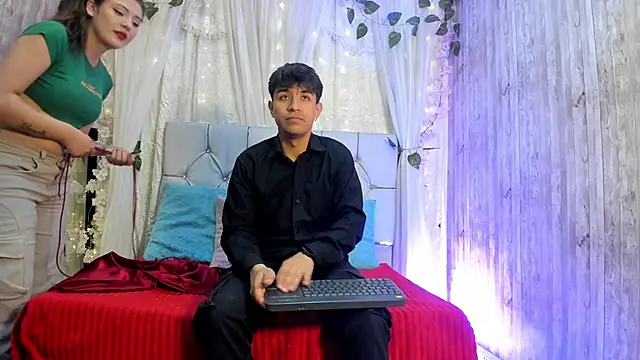 BradLovEmma  online show from October 2025 01:32:02 PM