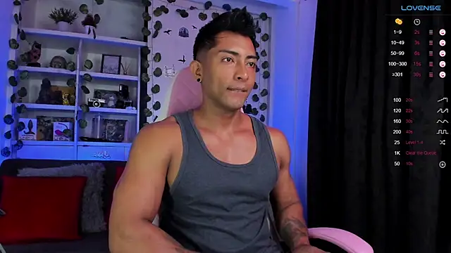 Snapshot of Couple_muscle1 chatting on January 2025 01:58:01 PM Couple muscle1 online show from January 2025 01:58:01 PM