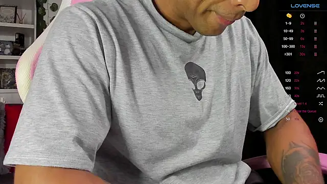 Snapshot of Couple_muscle1 chatting on January 2025 11:17:01 PM Couple muscle1 online show from January 2025 11:17:01 PM