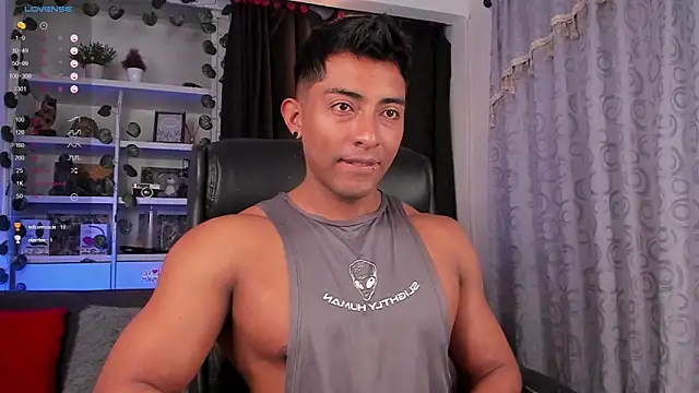 Snapshot of Couple_muscle1 chatting on February 2025 01:55:01 PM Couple muscle1 online show from February 2025 01:55:01 PM