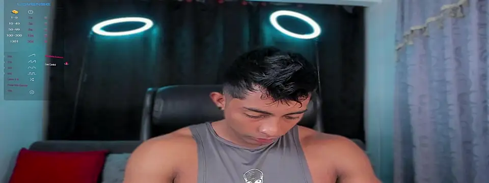 Snapshot of Couple_muscle1 chatting on February 2025 02:59:02 PM Couple muscle1 online show from February 2025 02:59:02 PM