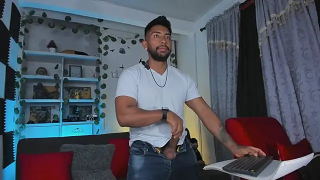 Snapshot of Couple_muscle1 chatting on December 2025 01:50:02 AM Couple muscle1 online show from December 2025 01:50:02 AM