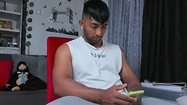 Snapshot of Couple_muscle1 chatting on October 2025 07:03:02 PM Couple muscle1 online show from October 2025 07:03:02 PM