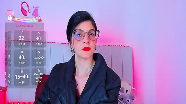 Snapshot of caro_lyne_ chatting on June 2026 07:33:01 PM caro lyne online show from June 2026 07:33:01 PM