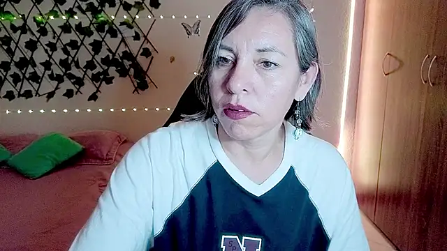 Lady breaks hearts online show from November 2025 09:15:01 PM