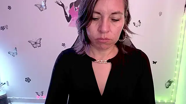Lady breaks hearts online show from April 2026 12:42:02 PM