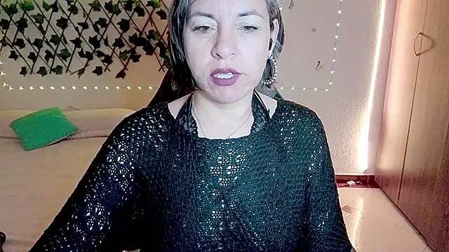 Lady breaks hearts online show from December 2025 11:14:01 AM