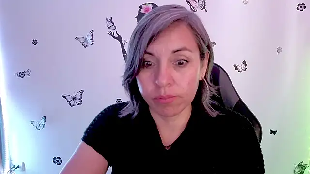 Lady breaks hearts online show from April 2026 01:12:02 PM