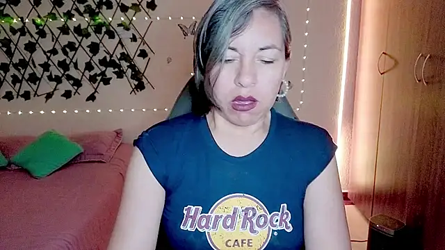 Lady breaks hearts online show from November 2025 10:25:02 AM