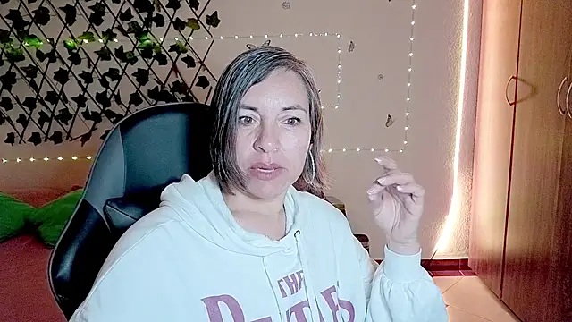 Lady breaks hearts online show from November 2025 10:30:01 AM