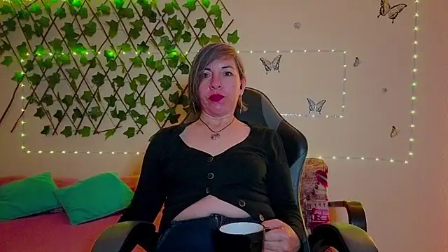 Lady breaks hearts online show from November 2025 10:41:02 AM