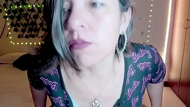 Lady breaks hearts online show from December 2025 11:59:02 AM