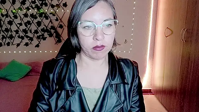 Lady breaks hearts online show from November 2025 08:42:02 PM