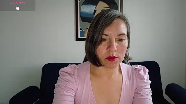 Lady breaks hearts online show from December 2025 10:31:01 PM