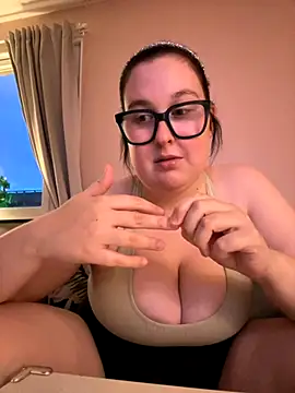 Snapshot of Misssmilf chatting on October 2025 04:54:02 PM Misssmilf online show from October 2025 04:54:02 PM