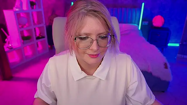 Snapshot of CoolTatis chatting on April 2026 06:00:02 AM CoolTatis online show from April 2026 06:00:02 AM