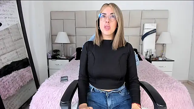 Snapshot of IsisLoveyes_ chatting on December 2025 01:57:01 PM IsisLoveyes online show from December 2025 01:57:01 PM