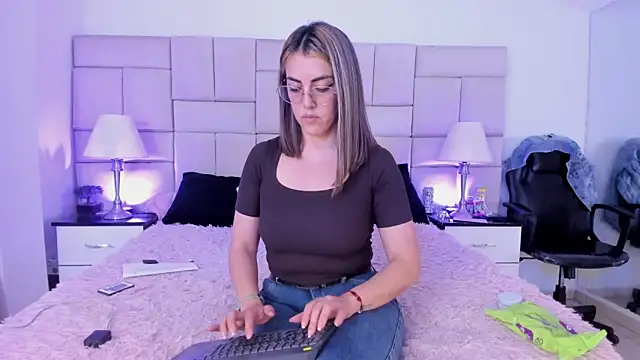 Snapshot of IsisLoveyes_ chatting on February 2026 10:31:01 PM IsisLoveyes online show from February 2026 10:31:01 PM