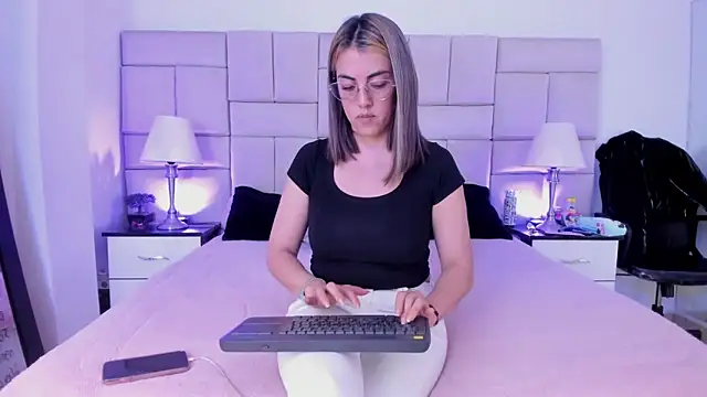 Snapshot of IsisLoveyes_ chatting on February 2026 12:06:01 AM IsisLoveyes online show from February 2026 12:06:01 AM