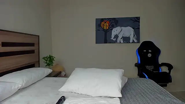 Renee-18 online show from November 2025 05:40:02 AM