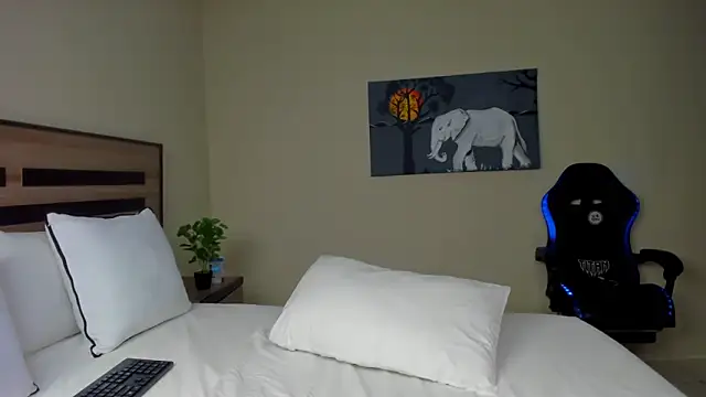 Renee-18 online show from November 2025 12:36:02 AM