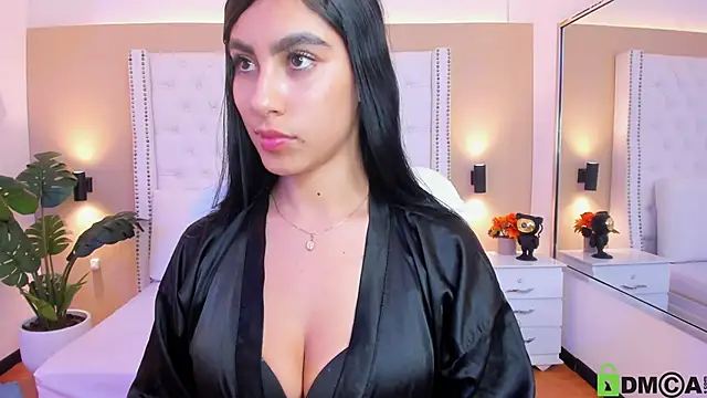 Snapshot of Emily_roux chatting on November 2025 03:33:02 AM Emily roux online show from November 2025 03:33:02 AM