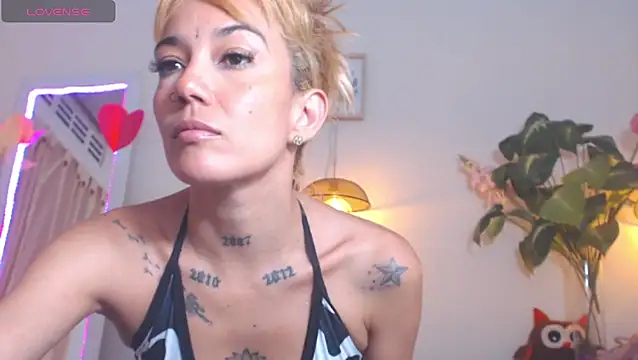 Snapshot of Veronicaa_2 chatting on June 2026 10:40:02 PM Veronicaa 2 online show from June 2026 10:40:02 PM