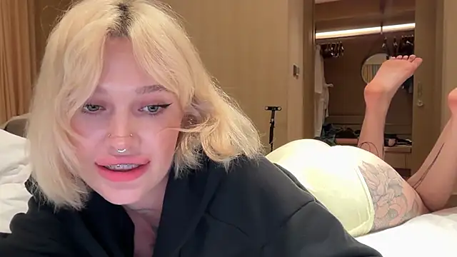 Golden Aline online show from April 2026 12:12:01 PM