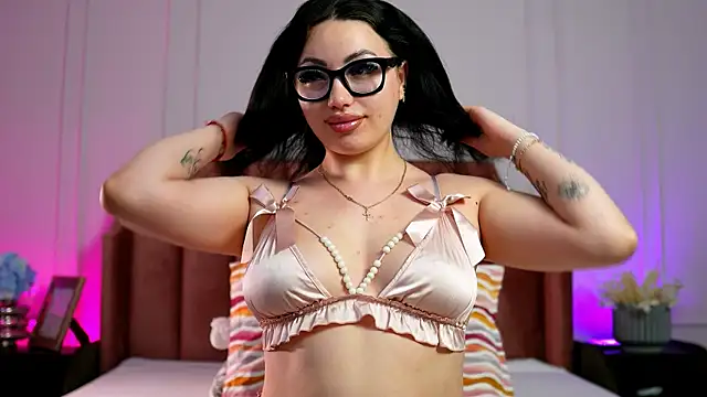 Snapshot of LisaRaee chatting on June 2026 04:32:02 AM LisaRaee online show from June 2026 04:32:02 AM