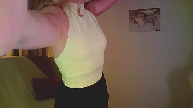 mia raspberrie online show from May 2026 10:06:02 PM