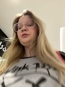 Teya moon  online show from February 2026 03:29:02 PM