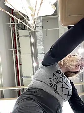 Teya moon  online show from April 2026 02:07:02 PM