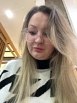 Teya moon  online show from March 2026 03:26:02 PM