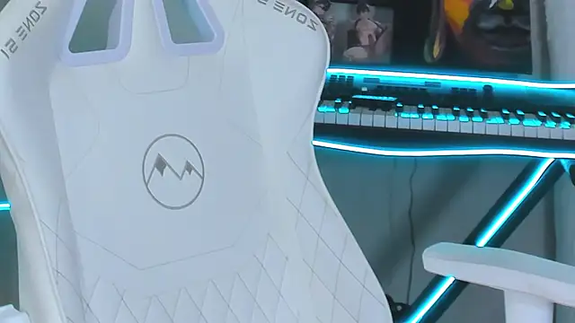 Snapshot of 4ever_dude chatting on February 2025 03:37:01 AM 4ever dude online show from February 2025 03:37:01 AM