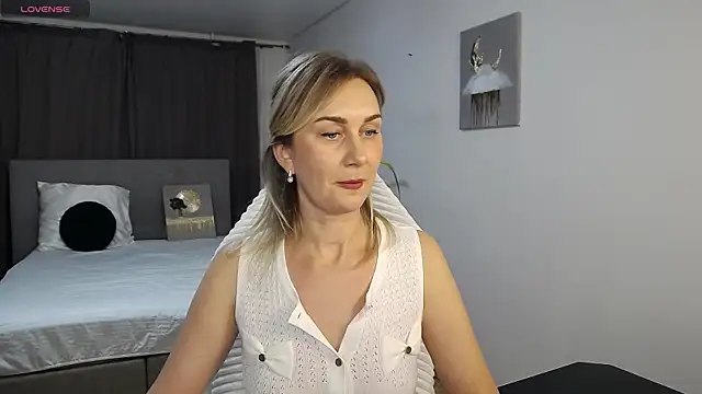 Vanessa Nowak online show from November 2025 04:18:01 PM