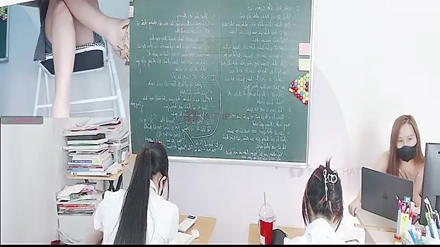 Snapshot of _Math_ chatting on October 2025 03:00:02 PM Math online show from October 2025 03:00:02 PM