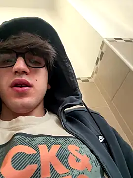 Snapshot of LucaDonna998 chatting on October 2025 02:20:01 PM LucaDonna998 online show from October 2025 02:20:01 PM