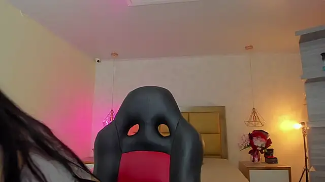 LARSONMIA online show from February 2026 12:13:02 PM