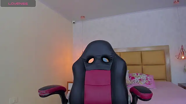 LARSONMIA online show from March 2025 12:28:01 PM