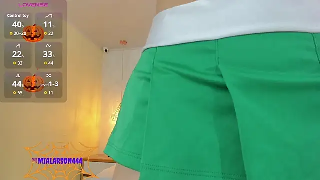 LARSONMIA online show from October 2025 12:26:02 PM