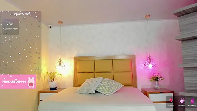 LARSONMIA online show from September 2025 12:22:01 PM