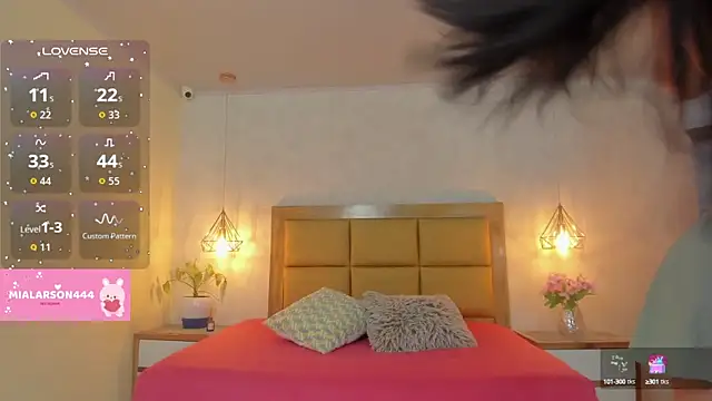 LARSONMIA online show from October 2025 12:17:01 PM