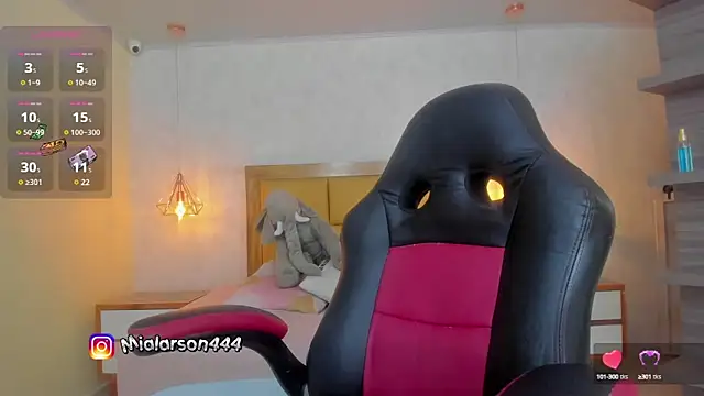 LARSONMIA online show from March 2025 12:17:01 PM