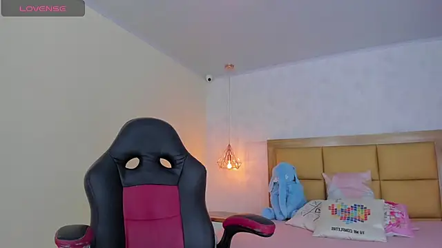 LARSONMIA online show from March 2025 12:17:01 PM