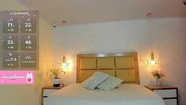 LARSONMIA online show from October 2025 12:19:02 PM